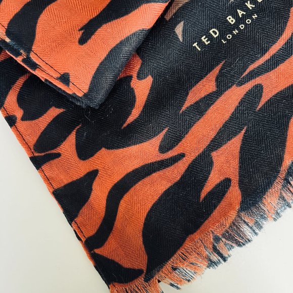 TED BAKER LONDON Women's Unique Square Designed Scarf EUC - Picture 4 of 4